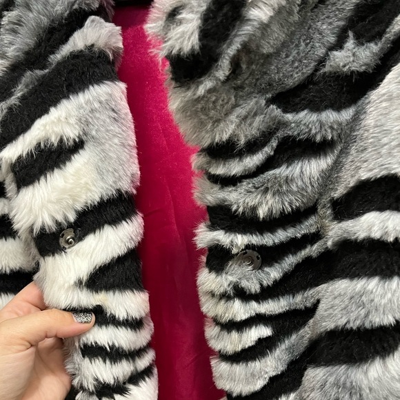 Amazing Animal Print Faux Fur Coat - Picture 5 of 6